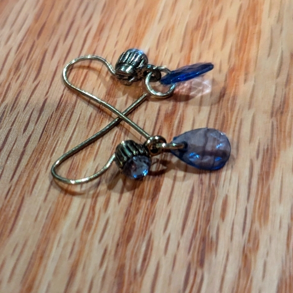 Metal and bead earrings - Picture 2 of 3